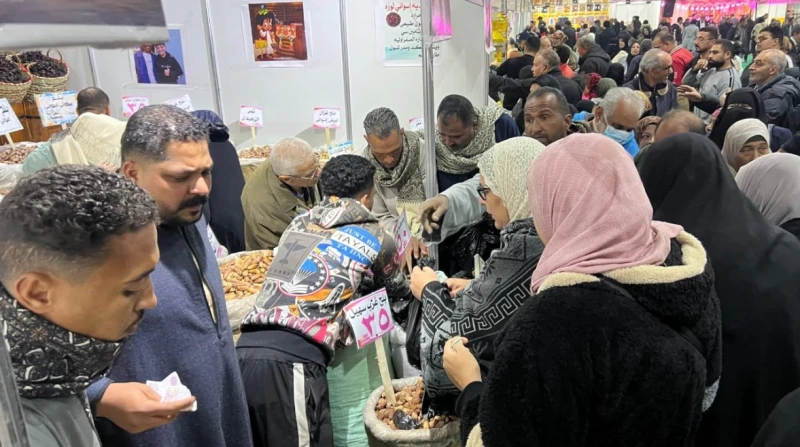 الفرختين ب 135 جنيه والأرز 25.. تخفيضات مغرية لمعرض أهلا رمضان شهد معرض أهلا رمضان في محافظة بورسعيد، إقبالا كبيرا من قبل المواطنين، مساء اليوم، فور افتتاحه، والذي تقيمه الغرفة الت