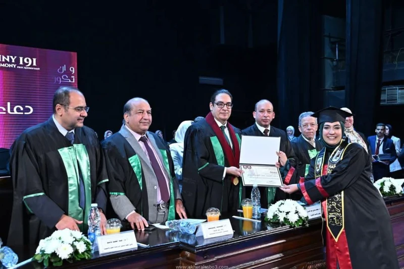 طب قصر العيني تحتفل بتخريج الدفعة 191 بقاعة الاحتفالات الكبرى بحضور رئيس الجامعة كتب - محمود الهندي شهدت قاعة الاحتفالات الكبري بجامعة القاهرة، تحت
