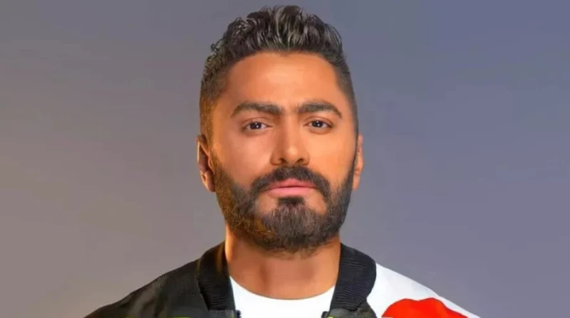 خلاه يغني معاه.. تامر حسني يعانق شابا اقتحم عليه المسرح أثار الفنان تامر حسني الجدل عندما اقتحم عليه شاب المسرح أثناء إحيائه لإحدى الحفلات، فاحتضنه وجعله يستكمل معه أداء الأغنية.ون