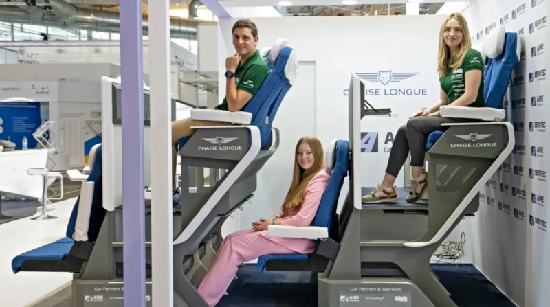 مقاعد بدورين.. إسباني يحدث هزة جوية في مستقبل عالم الطائرات قد لا يبدو جلوس راكب طائرة أسفل شخص آخر أمرا جاذبا، وإنما الإسباني أليخاندرو نونيز فيسنتي، وهو مصمم مقاعد الطائرات، ذو ا