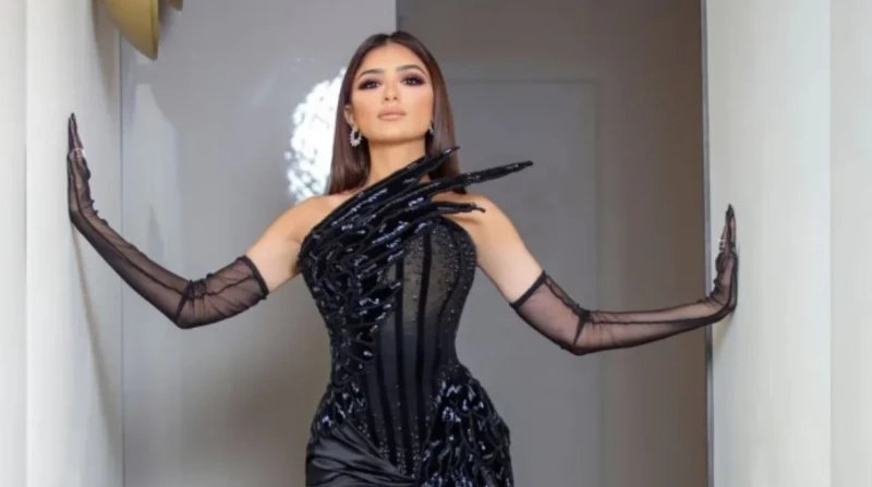 مي عمر تستعرض إطلالتها السوداء وتوجه رسالة ل تركي آل الشيخ أبرزت الفنانة مي عمر، مشاركتها في حفل جوائز القلم الذهبي الليلة الماضية بالعاصمة السعودية الرياض.وشاركت مي عمر متابعيها ع