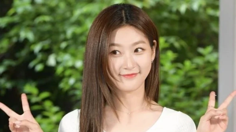 السلطات الكورية تكشف لغز وفاة ممثلة مشهورة.. هل أنهت حياتها بنفسها؟ بعد مرور يومين على وفاتها، كشفت السلطات الكورية لغز مقتل الممثلة الكورية المشهورة كيم ساي رون.الممثلة الكورية كي