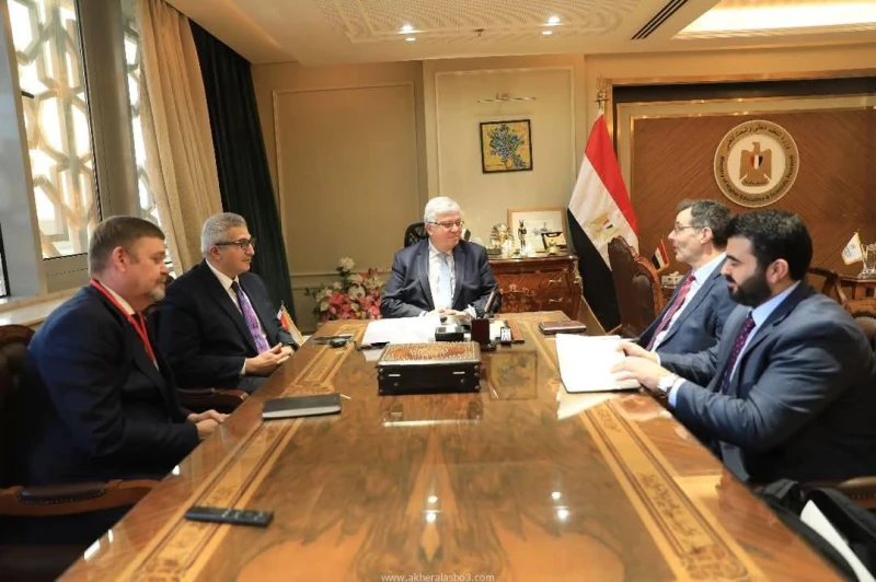 وزير التعليم العالي يبحث آليات تعزيز التعاون مع وفد جامعة إيست إنجليا البريطانية كتب - محمود الهندي التقى الدكتور أيمن عاشور وزير التعليم العالي والبحث العلمي، بوفد جامعة إيست إنجل