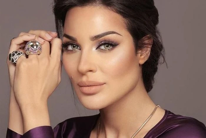 ممنوع دخول الرجال.. هكذا احتفلت نادين نجيم بعيد ميلادها - صور افاق عربية - في أجواء شخصية زهرة بمسلسلها صالون زهرة، إحتفلت النجمة نادين نسيب نجيم