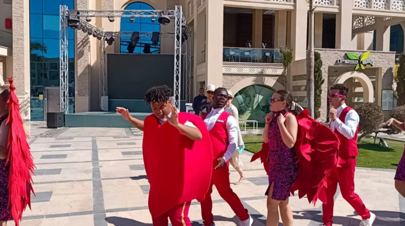 الفنادق كومبليت.. أوروبا تحتفل بعيد الحب في الغردقة (صور) شهدت فنادق الغردقة، ارتفاع نسبة الإشغالات بنسبة وصلت إلى 100 خلال الاحتفالات بعيد الحب، إذ نظمت الفنادق احتفالات منذ الساع