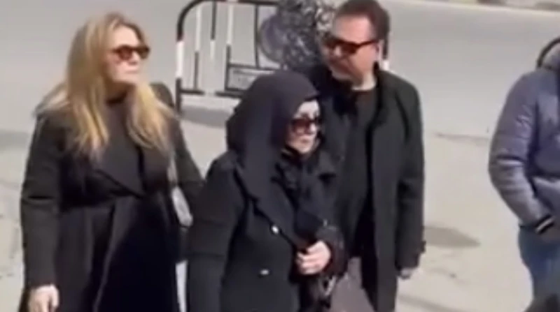 بملامح حزينة.. شهيرة بعيون شاردة في وداع شقيقها (فيديو) شاركت الفنانة شهيرة في تشييع جثمان شقيقها وحيد حمدي، الذي توفي أمس، من مسجد الحصري بمدينة السادس من أكتوبر.وحرصت شهيرة على ح