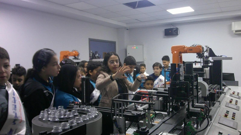 كتبت أمل عبد الرحيم نظمت جامعة قناة السويس زيارة تعليمية لطلاب مدرسة هيئة قناة السويس إلى معهد الاستزراع السمكي والكلية المصرية الصينية للتكنولوجيا التطبيقية، وذلك تحت رعاية الدكتو