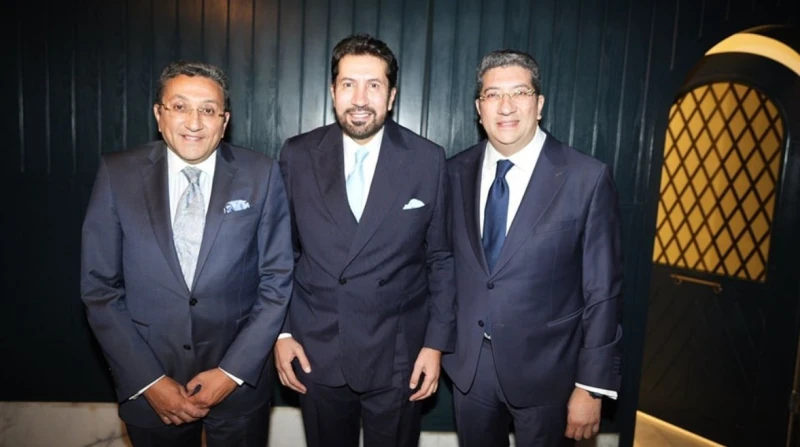 وسط أجواء عائلية.. هاني رمزي يحتفل بخطوبة ابنه (صور) احتفل الفنان هاني رمزي، بخطوبة ابنه شادى على ميرنا سامي عبده، في أجواء عائلية بمنطقة التجمع