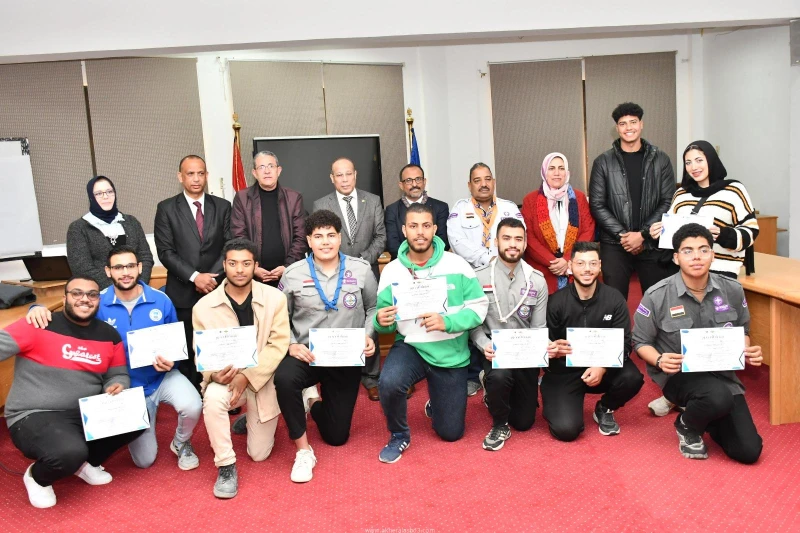 كتبت أمل عبد الرحيم احتفلت جامعة قناة السويس باختتام أول دورة رسمية لتأهيل قادة الوحدات الكشفية لمرحلة الجوالة على مستوى الجامعات المصرية، والتي أقيمت بالتعاون مع جمعية الكشافة الج