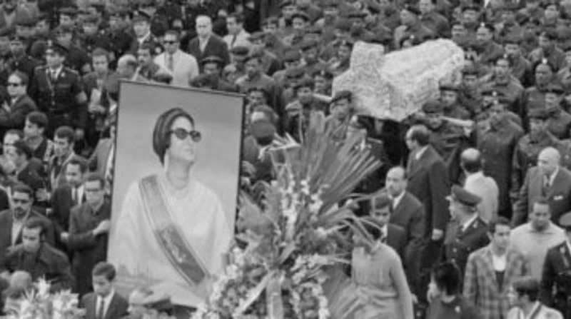 ذكرى جنازة شهيدة العشق الإلهي.. 4 ملايين يودعون أم كلثوم في مشهد مهيب لم تعشه مصر من قبل وتحديدا في 5 فبراير 1975 في الساعة ال 6 وعشر دقائق صباحا، خرج الملايين من الرجال والنساء وا