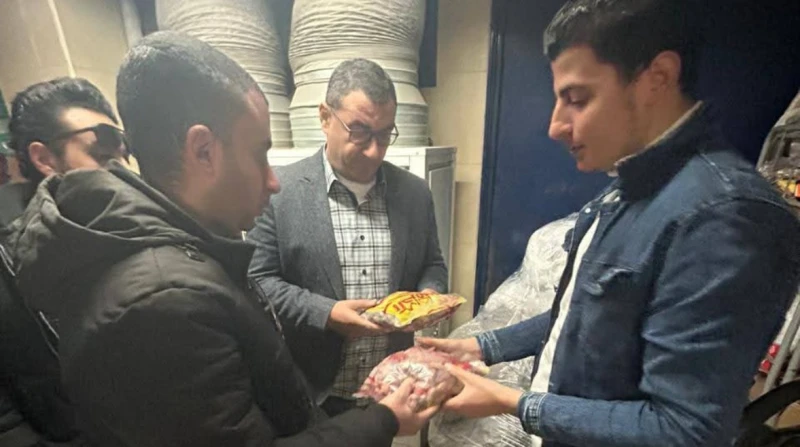 ضبط طن ونصف بلح مجفف فاسد في القليوبية صور شنت مديرية الشؤون الصحية بالقليوبية حملة مكبرة، على المحال العامة، والهايبرات غير المرخصة بمدينة بنها، وأسفرت عن ضبط طن ونصف الطن من البل