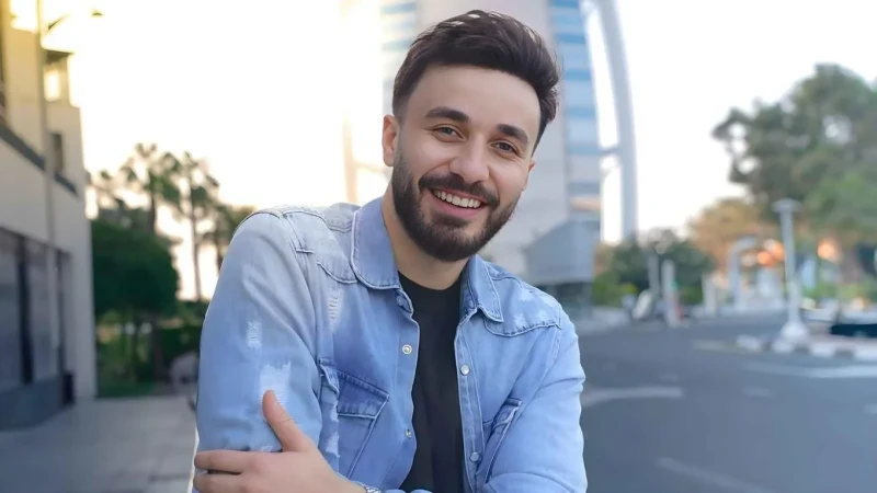 أسامة مروة وكريستيانو رونالدو في العلا أعلن اليوتيوبر الشهير أسامة مروة عن لقاءه المفاجئ مع النجم البرتغالي كريستيانو رونالدو وصديقته جورجينا رودريغيز، مما ترك جمهوره في حالة من ال