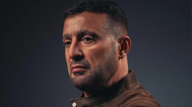 إصابة أحمد السقا أثناء تصوير العتاولة 2 تعرض الفنان أحمد السقا لإصابة في وجهه أثناء تصوير أحد مشاهد الأكشن في الجزء الثاني من مسلسل العتاولة، وتم