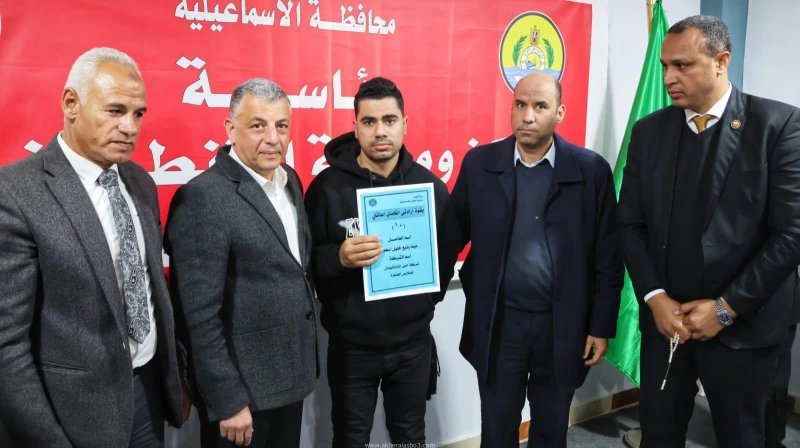 كتبت أمل عبد الرحيم قام اللواء طيار أ.ح أكرم محمد جلال محافظ الإسماعيلية، اليوم الأربعاء، بتسليم عقود عمل لعدد عشرة من الشباب والفتيات من أبناء مركز ومدينة القنطرة غرب من ذوي الهمم