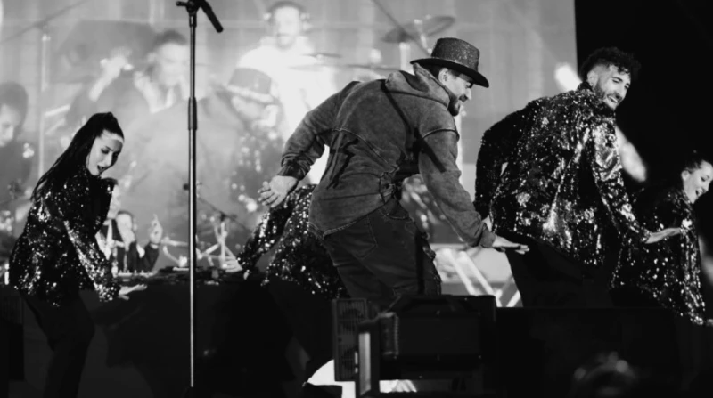 تامر حسني يتجاهل تصريحات بسمة بوسيل برقصة مايكل تألق الفنان تامر حسني أثناء غنائه وسط أعداد ضخمة من جمهوره في الحفل الذي أقيم أمس الأول في السعودية.تامر حسني قدم مجموعة كبيرة من أب