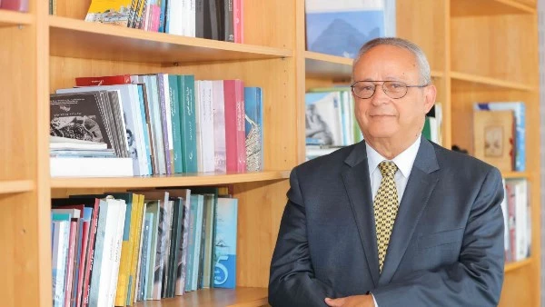 مدير مكتبة الإسكندرية: لا بد من تذليل العقبات للأطفال ليخرجوا قدراتهم الإبداعية قال مدير مكتبة الإسكندرية، الدكتور أحمد زايد، إن الطفل يعد البذرة الأساسية للمجتمع ويجب الاعتناء به