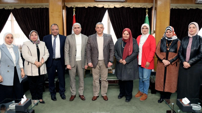 كتبت أمل عبد الرحيم عقد اللواء طيار أ.ح أكرم محمد جلال محافظ الإسماعيلية، بمكتبه اليوم الثلاثاء، اجتماعا لمتابعة ومناقشة الخطة العاجلة لمركز ومدينة القنطرة غرب، والتي أعدها المجلس