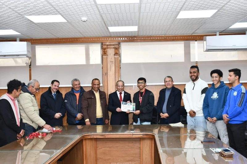 كتبت أمل عبد الرحيم هنأ الدكتور ناصر مندور، رئيس جامعة قناة السويس، الطلاب الفائزين في بطولة مصارعة الذراعين التي نظمتها إدارة النشاط الرياضي بالإدارة العامة لرعاية الشباب، مؤكدا أ