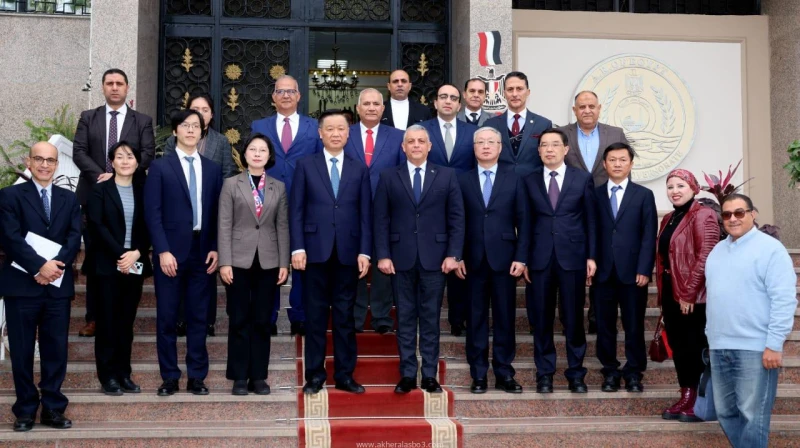 كتبت أمل عبد الرحيم استقبل اللواء طيار أ.ح أكرم محمد جلال محافظ الإسماعيلية، وفد بلدية يانغتشو، والذي يضم أعضاء من حكومة بلدية يانغتشو الصينية، برئاسة السيد بان قوه تشيانغ عمدة حكو