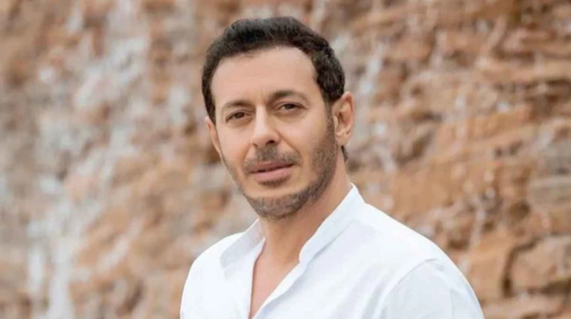 كتف في كتف.. السقا بجوار مصطفى شعبان في عزاء شقيقه (فيديو) أقيم اليوم عزاء ماجد شعبان، شقيق الفنان مصطفى شعبان في مسجد الشرطة بحي الشيخ زايد، الذي