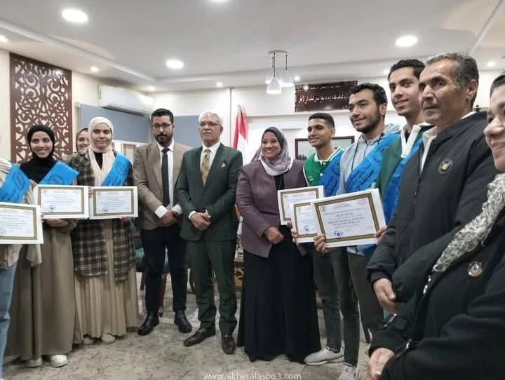 كتبت أمل عبد الرحيم كرم الأستاذ أيمن موسى وكيل وزارة التربية والتعليم بمحافظة الإسماعيلية، اليوم الاثنين ، طلاب مدرسة الشهيد عمر الفرك الثانوية التابعة لإدارة جنوب التعليمية لفوزهم