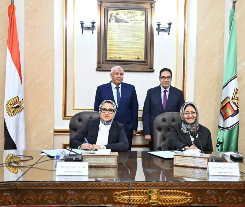 بروتوكول تعاون بين جامعة القاهرة ومحافظة الوادي الجديد بغرض استخدام تطبيقات النانوتكنولوجي في زيادة الرقعة الزراعية بالمحافظة كتب - محمود الهندي شهد اللواء دكتور محمد الزملوط محافظ