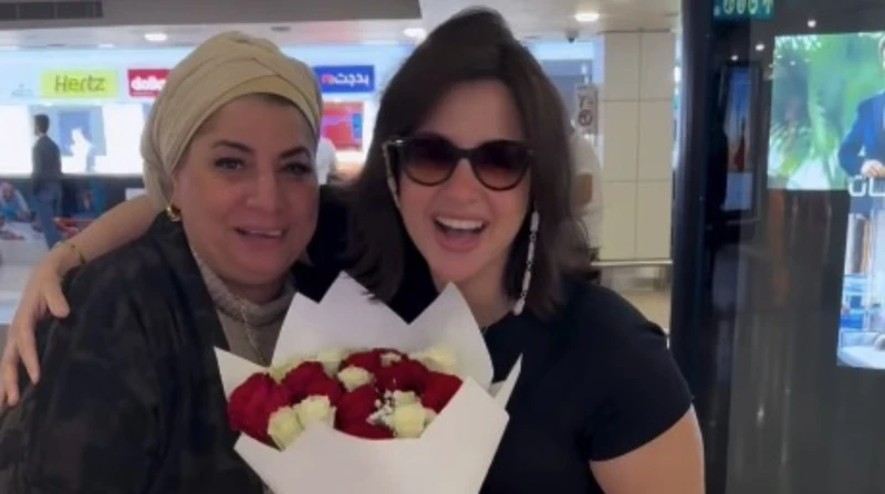 حضن وورد.. منى فاروق تتجاهل حكم حبسها وتستقبل والدتها بالمطار تجاهلت الفنانة منى فاروق، قرار حكم المحكمة الاقتصادية بحبسها 3 سنوات، بالإضافة لغرامة