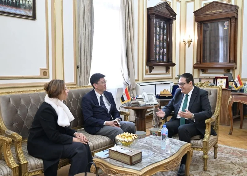 رئيس جامعة القاهرة يستقبل ممثل هيئة التعاون الدولي اليايانية جايكا () لبحث سبل تعزيز علاقات التعاون ودعم مشروعات التطوير بالجامعة كتب - محمود الهندي