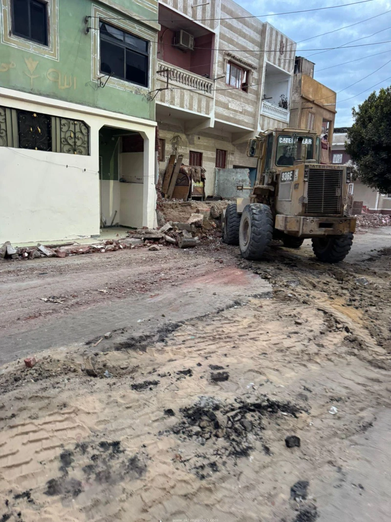 كتبت أمل عبد الرحيم في إطار تكليفات اللواء طيار أ.ح أكرم محمدجلال محافظ الإسماعيلية، بالاهتمام بتطوير البنية التحتية وتحسين جودة الطرق بمدينة القنطرة شرق القديمة. قامت الوحدة المحل