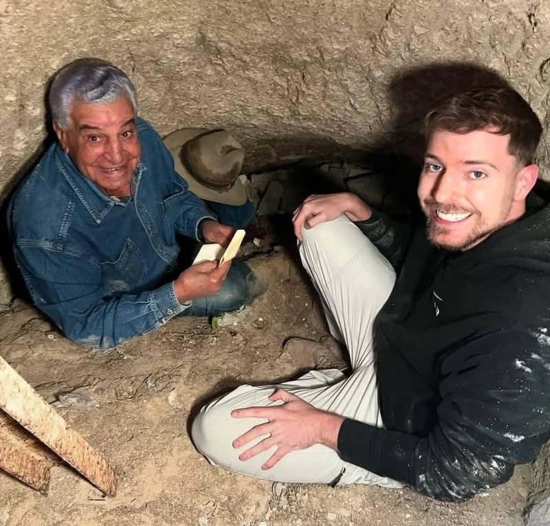 زاهي حواس يحكي تفاصيل لقائه مع مستر بيست كتب - محمود الهندي قال عالم الآثار المصرية الدكتور زاهي حواس أنه قبل لقائه مع مستر بيست اشترط عليه انه من الممكن الظهور معه في هذا البرنامج