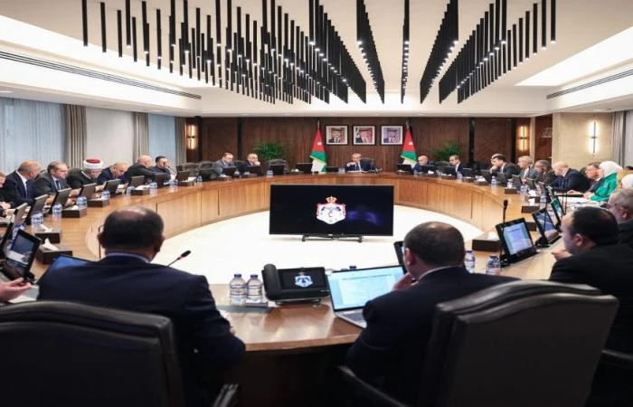 الحكومة تعفي مشغلي النقل العام ما نسبته 50 من رسوم التراخيص والتصاريح - افاق عربية الحكومة تعفي مشغلي النقل العام ما نسبته 50 من رسوم التراخيص