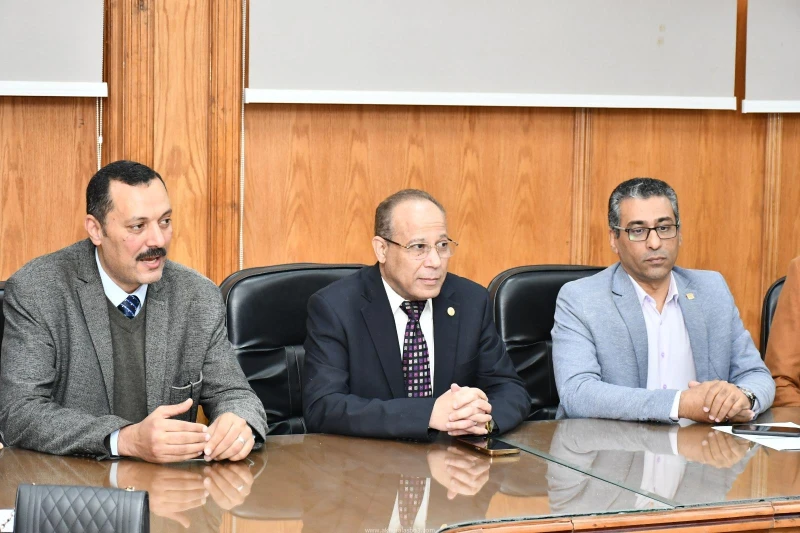 كتبت أمل عبد الرحيم احتفلت جامعة قناة السويس بتخريج الدفعة الثانية من طلابها الحاصلين على شهادة التحول الرقمي، وذلك في إطار التعاون المشترك بين قطاعي التعليم والطلاب، والدراسات الع