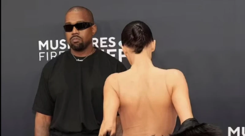 مجبرة ومتورطة وهو مستمتع.. خبيرة لغة جسد تحلل واقعة تعري زوجة ويست تصدر الثنائي كانييه ويست وزوجته بيانكا سينيوري عناوين الأخبار، تزامنا مع انطلاق حفل توزيع جوائز الجرامي لعام 2025