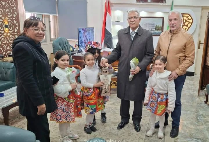 كتبت أمل عبد الرحيم استقبل الأستاذ أيمن موسى وكيل وزارة التربية والتعليم بالإسماعيلية ، صباح اليوم ، وفدا من مدرسة القومية العربية التابعة لإدارة جنوب التعليمية للتهنئة بحلول شهر ر