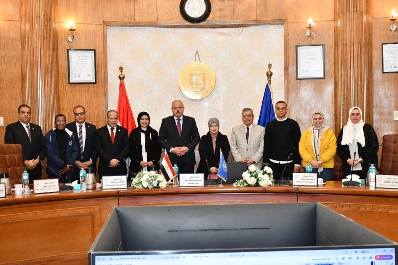 كتبت أمل عبد الرحيم كرم مجلس جامعة قناة السويس، برئاسة الدكتور ناصر مندور، الفريق الطلابي المتأهل للمرحلة النهائية في برنامج -، الذي يعد أكبر مسابقة وطنية في مجالات ريادة الأعمال و