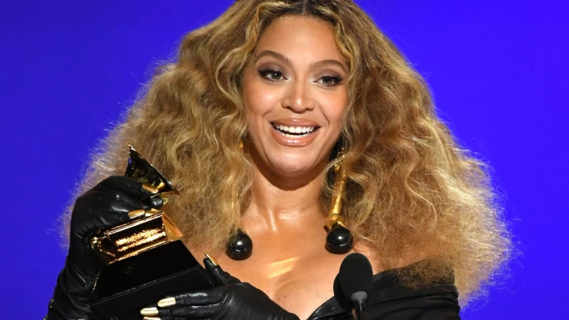 بيونسيه تفوز أخيرا بجائزة ألبوم العام في ال جرامي افاق عربية - حققت المغنية العالمية بيونسيه نجاحا تاريخيا جديدا في حفل توزيع جوائز جرامي 2025 الذى أقيم منذ ساعات، بعد ترشيحها أربع