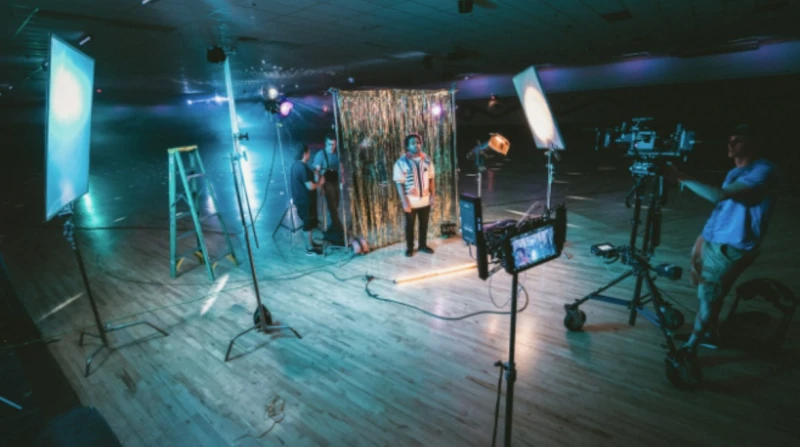 الأمن يقتحم استديو تصوير سينمائي بالجيزة تمكنت الأجهزة الأمنية، من ضبط مالك مكتب وستوديو تصوير سينمائي غير مرخص في منطقة العجوزة بمحافظة الجيزة، وذلك بعد رصده يدير نشاطا غير قانوني