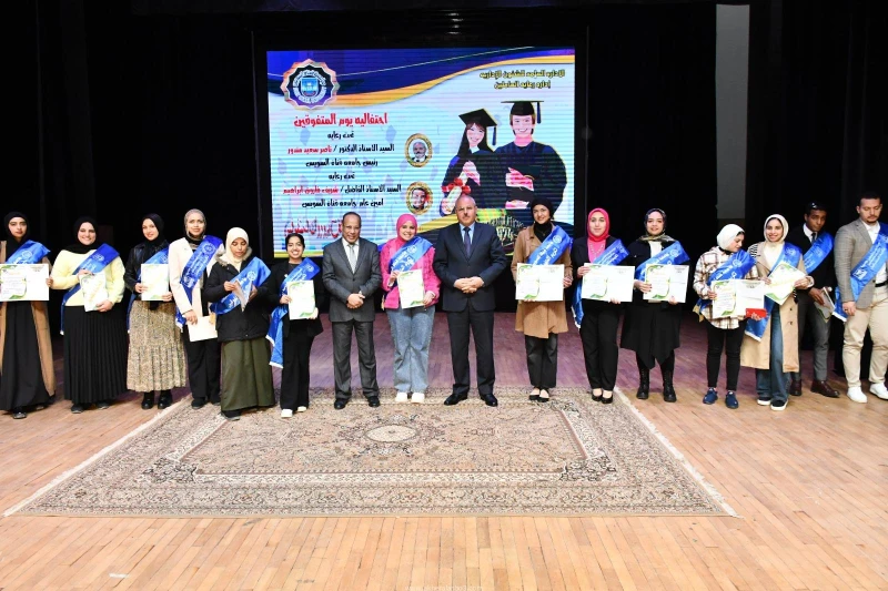 كتبت أمل عبد الرحيم تحت رعاية الدكتور ناصر مندور، رئيس جامعة قناة السويس، نظمت الجامعة حفلا لتكريم الطلاب المتفوقين دراسيا ورياضيا، بحضور الدكتور محمد عبد النعيم، نائب رئيس الجامعة