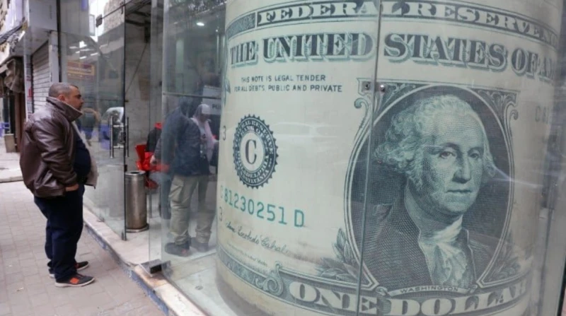 سعر الدولار خلال أسبوع.. قفزة جديدة على أعتاب ال51 جنيها واصل سعر الدولار مقابل الجنيه المصري، ارتفاعه على نحو ملحوظ خلال الأسبوع الحالي، إذ سجل قفزة تجاوزت ال30 قرشا ليقترب من ذرو