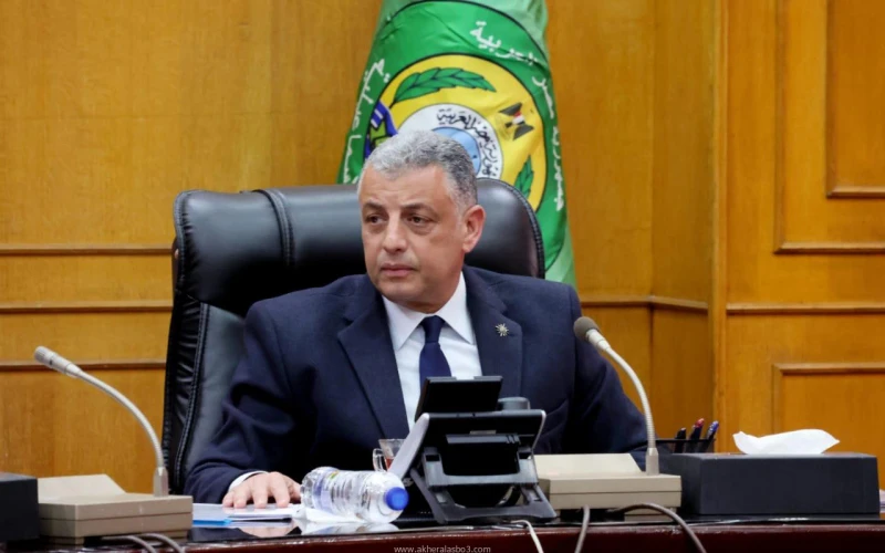 كتبت أمل عبد الرحيم عقد اللواء طيار أ.ح أكرم محمد جلال محافظ الإسماعيلية، اليوم الخميس، اجتماعا لمناقشة تطبيق إجراءات وضوابط محددة لإقامة المنافذ