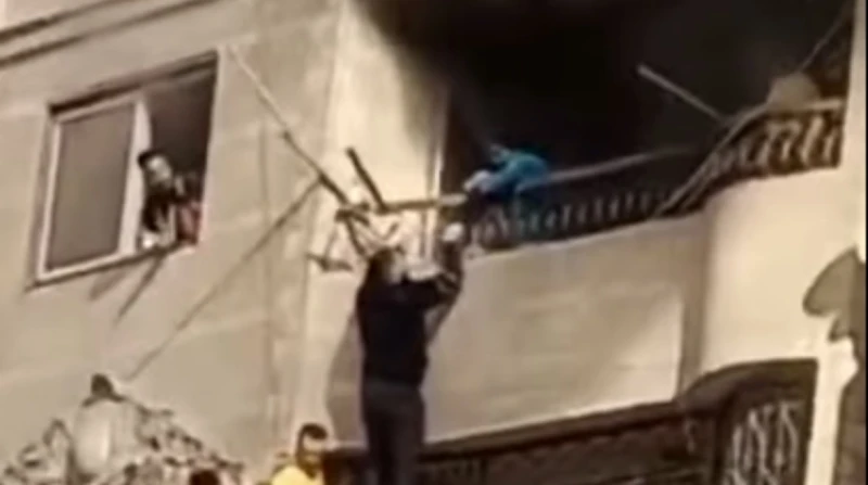 بعد إنقاذ 3 أطفال.. قرارات جهات التحقيق في حريق شقة كعبيش (صور) أمرت جهات التحقيق بالجيزة، انتداب المعمل الجنائي لمعاينة آثار حريق شقة كعبيش بالهرم