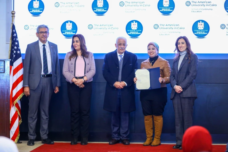 كتبت أمل عبد الرحيم في إطار تنمية وبناء قدرات العاملين بالمحليات، قامت الدكتورة منال عوض وزيرة التنمية المحلية، بتكريم مروة كامل مدير العلاقات الخارجية بمحافظة الإسماعيلية، وذلك لا