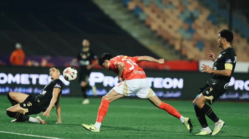 القمة 129.. تعادل الأهلي والزمالك إيجابيا في الدوري انتهت مباراة الأهلي والزمالك، بالتعادل الإيجابي بنتيجة 1-1، في إطار قمة منافسات الجولة ال15 من