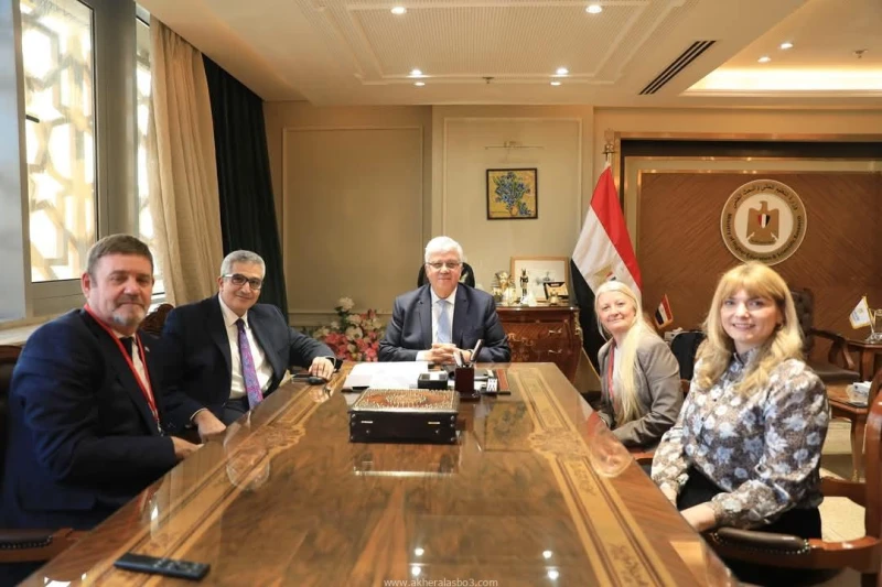 وزير التعليم العالي يبحث سبل تعزيز التعاون مع وفد جامعة إسكس البريطانية كتب - محمود الهندي عقد الدكتور أيمن عاشور وزير التعليم العالي والبحث العلمي اجتماعا مع وفد جامعة إسكس البريط
