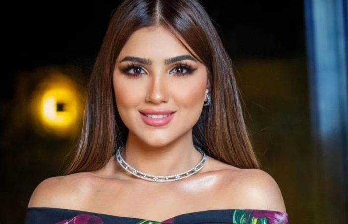 تؤدي الفنانة المصرية مي عمر دور راقصة شرقية في مسلسلها الرمضاني المقبل إش إش. وقد شاركت الجمهور مجموعة صور للبوستر الإعلاني الثاني للعمل، ظهرت فيها وهي ترتدي بدلة رقص باللون الذهبي