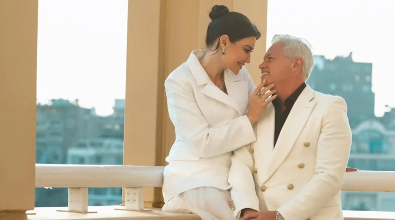 ابتسامة وغزل.. أروى جودة وزوجها في جلسة تصوير جديدة خضعت الفنانة أروى جودة، لجلسة تصوير جديدة، مع زوجها بعد عقد قرانهما.ونشرت أروى جودة عبر حسابها على إنستجرام، مجموعة من الصور، ظه