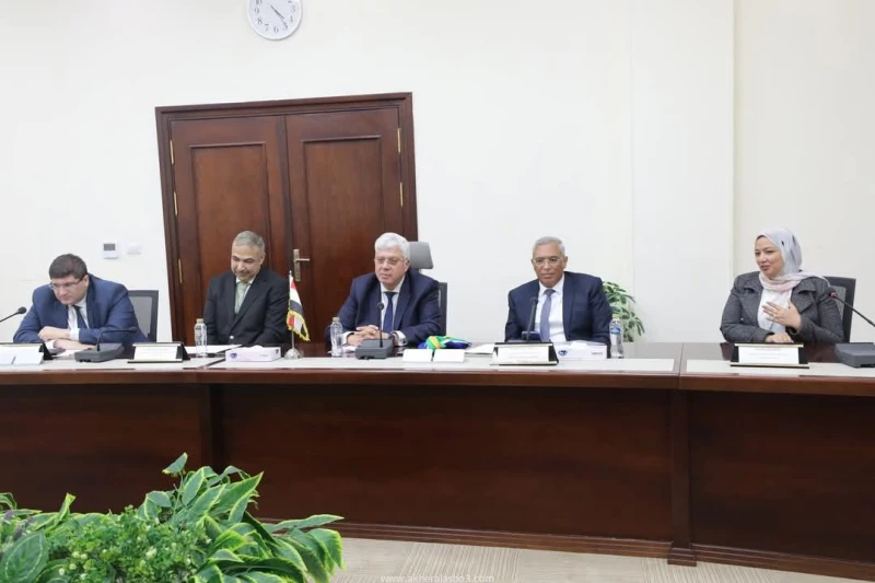 وزير التعليم العالي يبحث سبل التعاون مع وزير العلوم والتكنولوجيا والابتكار بجنوب إفريقيا كتب - محمود الهندي عقد الدكتور أيمن عاشور وزير التعليم العالي والبحث العلمي، اجتماعا مع الد