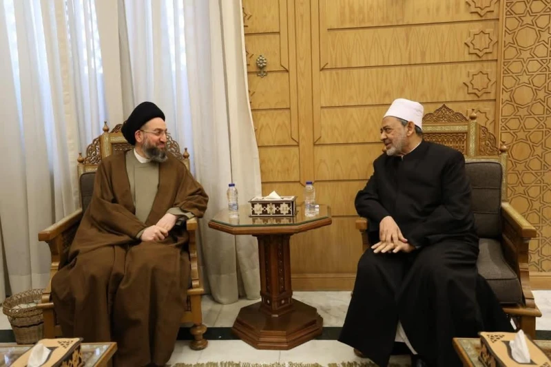شيخ الأزهر يلتقي رئيس تيار الحكمة الوطني العراقي ويناقشان سبل تعزيز الوحدة الإسلامية كتب - محمود الهندي قال فضيلة الإمام الأكبر، إن الوحدة هي السبيل الوحيدة نحو نهضة أمتنا العربية 