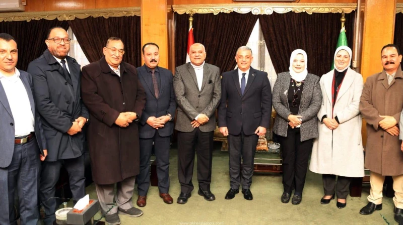 كتبت أمل عبد الرحيم اجتمع اللواء طيار أ.ح أكرم محمد جلال محافظ الإسماعيلية، مساء اليوم السبت، بمجلس إدارة الغرفة التجارية المصرية بالإسماعيلية، لبحث ومناقشة سبل التعاون المشترك وتع