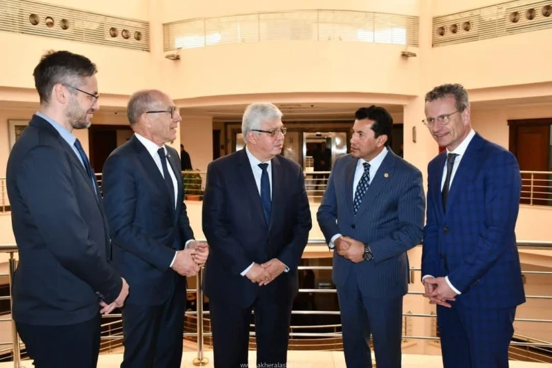 وزيرا التعليم العالي والشباب والرياضة يعقدان اجتماعا مع رئيس الاتحاد الدولي للرياضة الجامعية كتب - محمود الهندي عقد الدكتور أيمن عاشور، وزير التعليم العالي والبحث العلمي، والدكتور